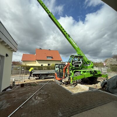 neu gepflasterter Eingangsbereich