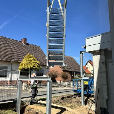 Die Fluchttreppe kommt geflogen